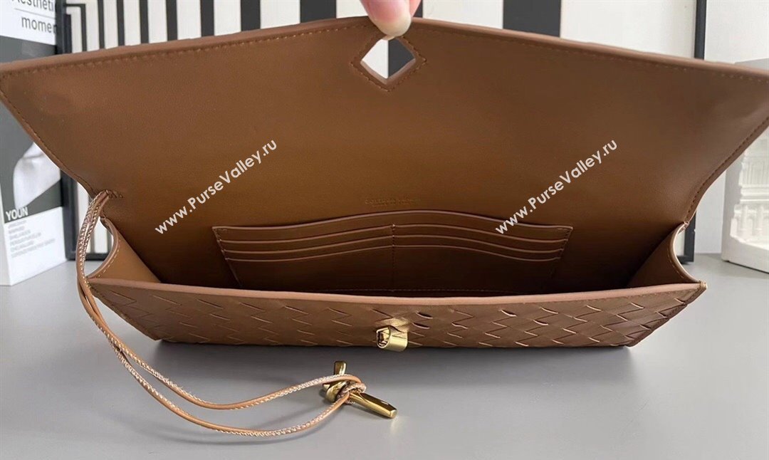 Bottega Veneta Long Clutch Bag Andiamo With Handle in Intrecciato Leather Brown 2023 741511 (WT-240419012)