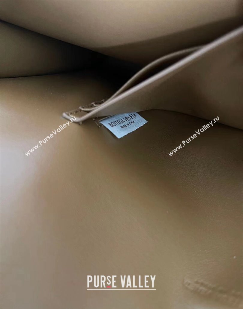 Bottega Veneta Long Clutch Bag Andiamo With Handle in Intrecciato Leather Brown 2023 741511 (WT-240419012)