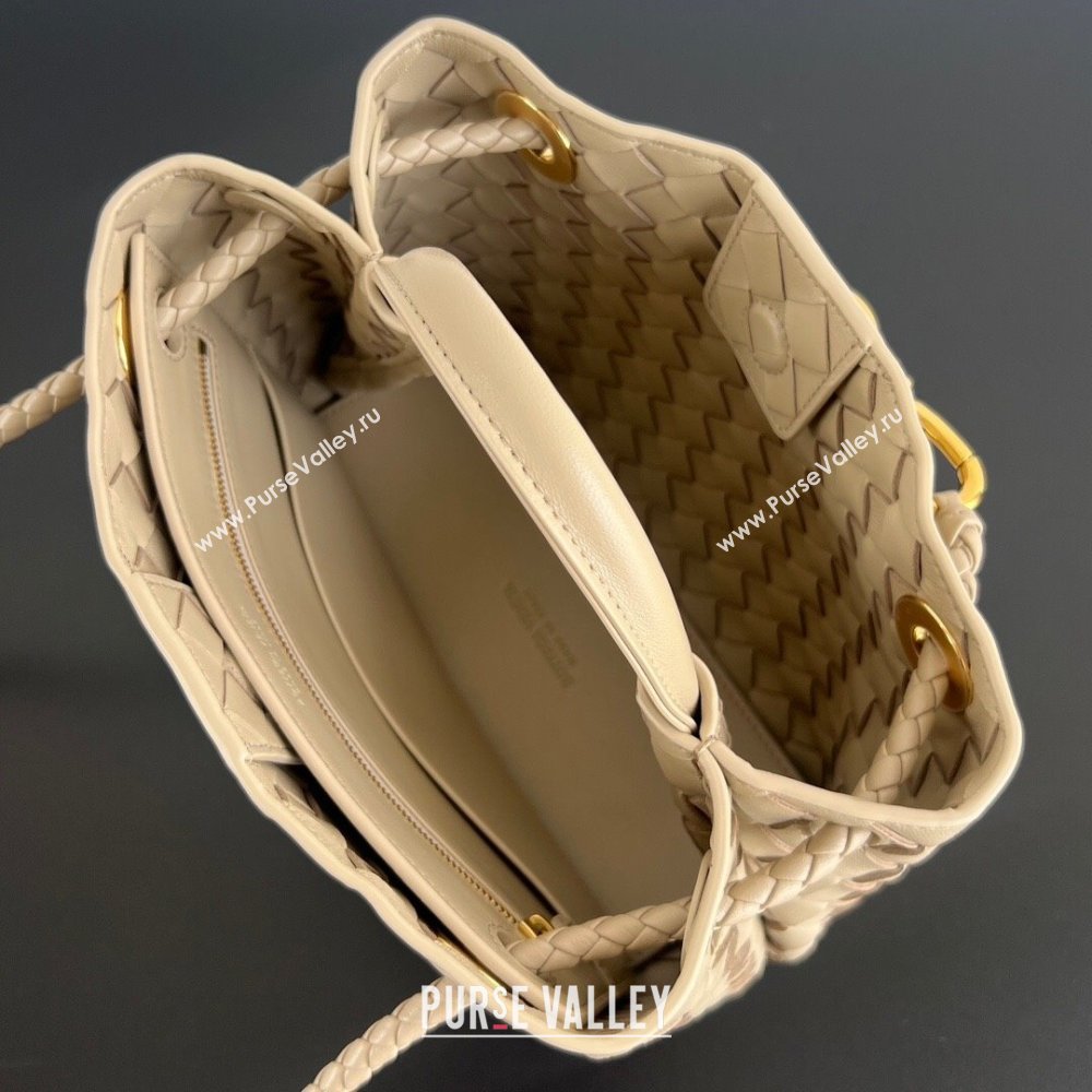 Bottega Veneta Small Andiamo Top Handle Bag in Intrecciato Leather 743568 Dusty Beige 2025 0731 (WT-250731041)