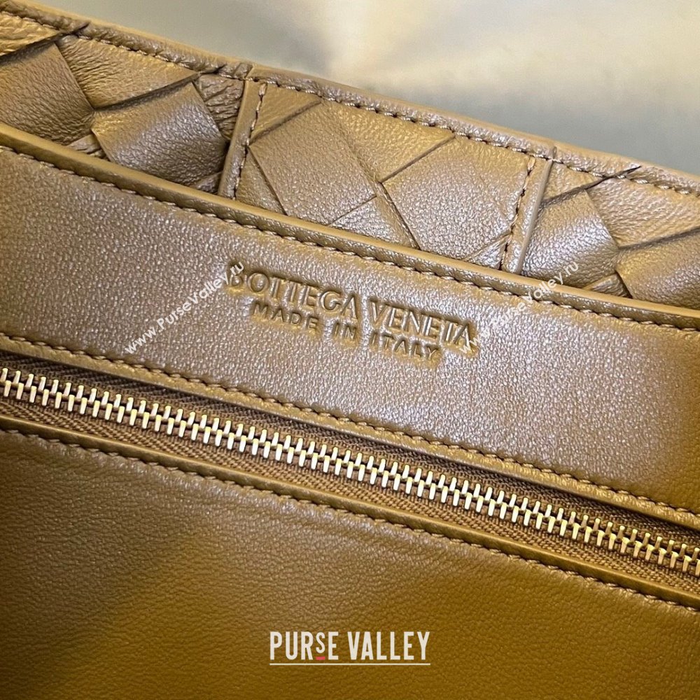 Bottega Veneta Medium Andiamo Top Handle Bag in Intrecciato Leather 743572 Acorn Brown 2025 0731 (WT-250731016)