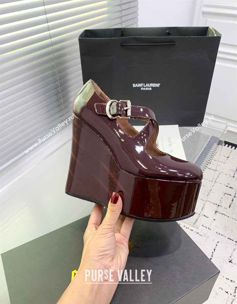 Maison Alaia Criss Cross Wedge Pumps 14.5cm in Patent Calfskin Dark Burgundy 2025 AL021902 (KER-250219006)