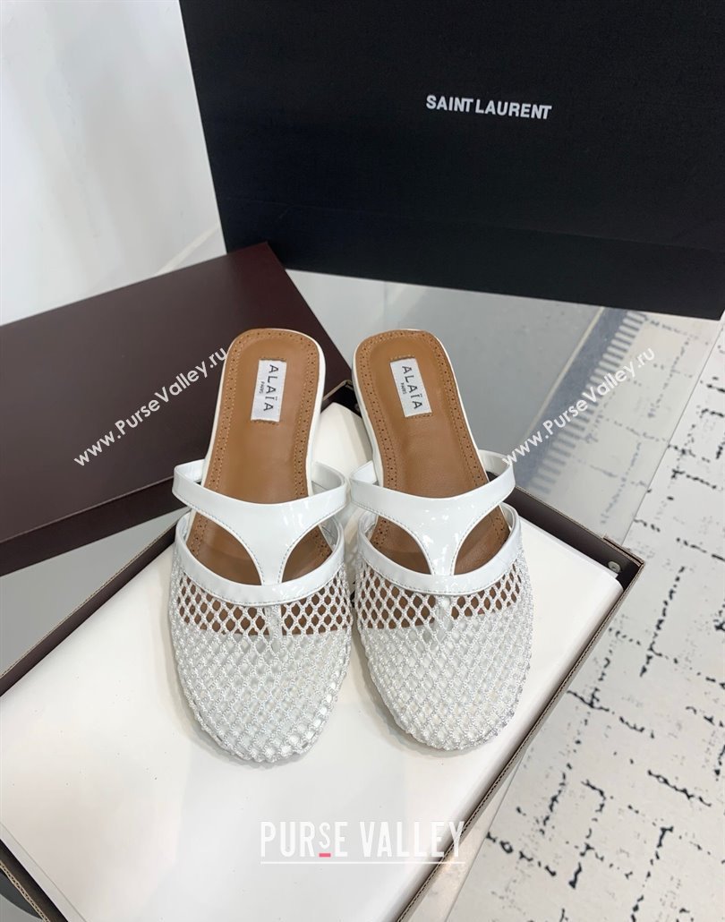 Alaia Intricated Flat Mules in Fishnet and Patent Leather White 2025 AL042801 (KER-250428068)
