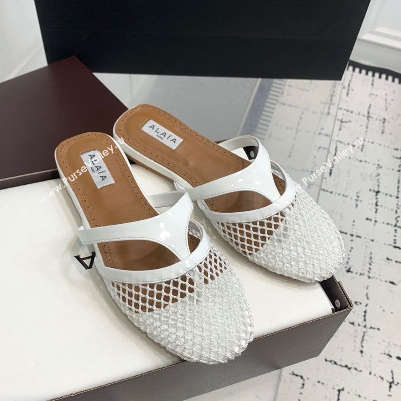 Alaia Intricated Flat Mules in Fishnet and Patent Leather White 2025 AL042801 (KER-250428068)