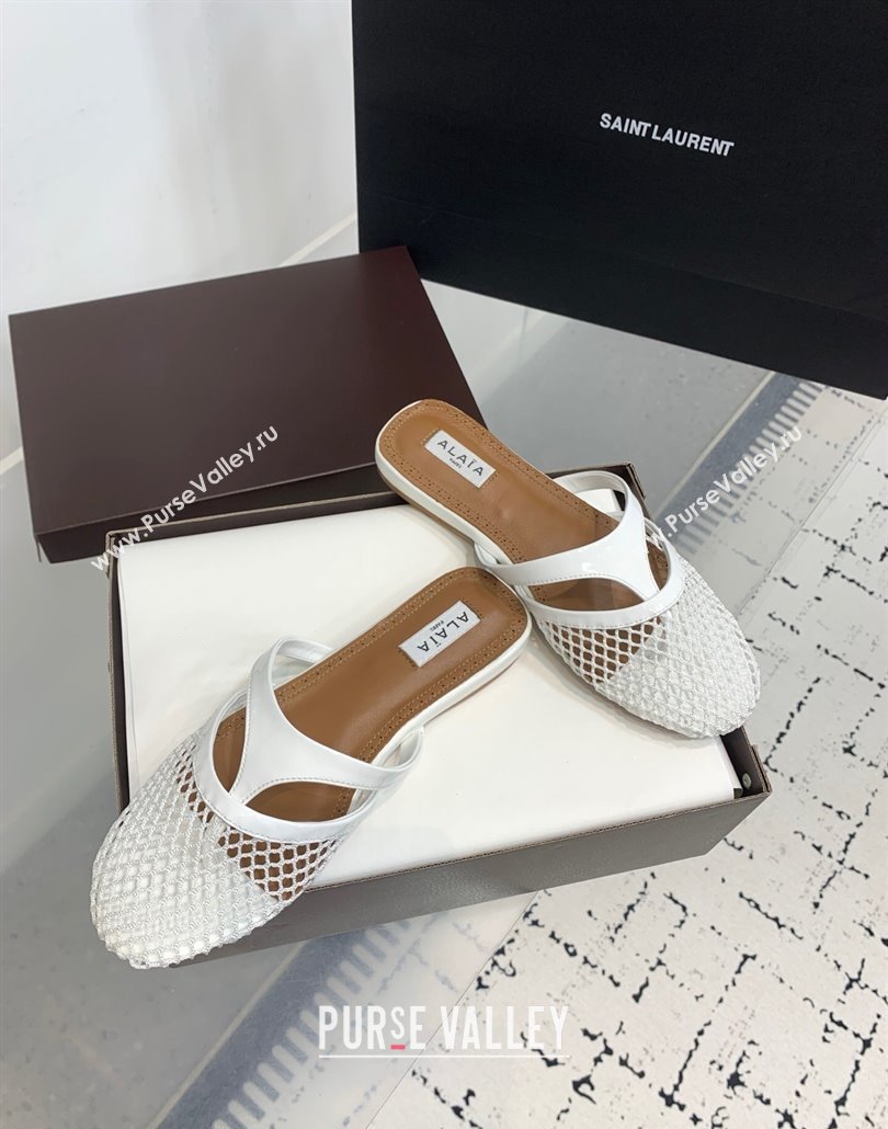 Alaia Intricated Flat Mules in Fishnet and Patent Leather White 2025 AL042801 (KER-250428068)