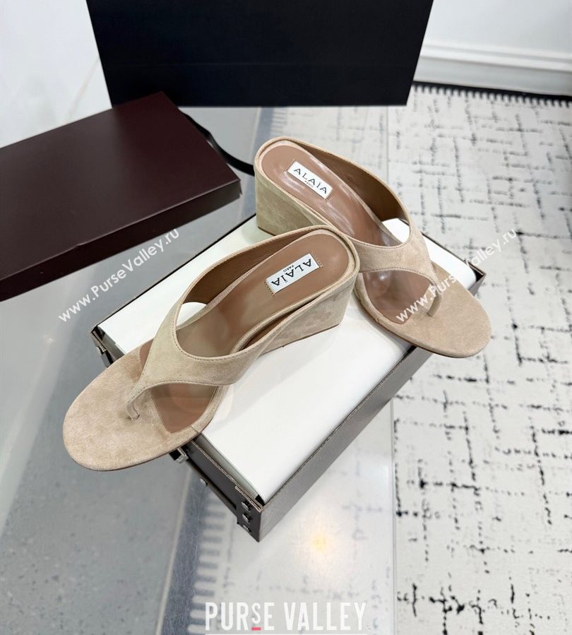 Alaia Cube Wedge Thong Slides Sandal 7.5cm in Suede Beige 2025 AL060607 (KER-250709003)