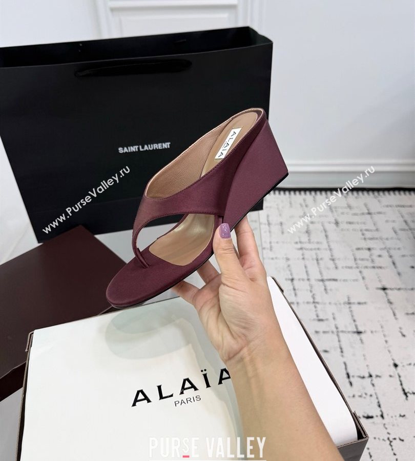 Alaia Cube Wedge Thong Slides Sandal 7.5cm in Satin Burgundy 2025 AL060607 (KER-250709007)