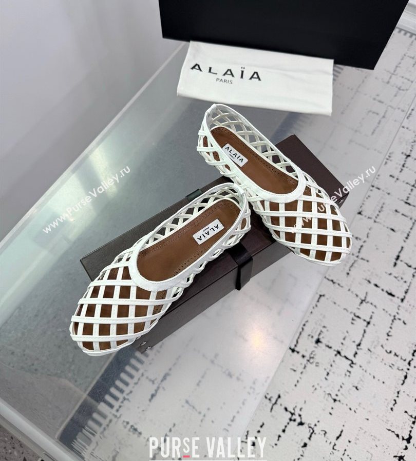 Alaia Cage Ballet Flats in Patent Calfskin White 2025 AL070901 (KER-250709009)