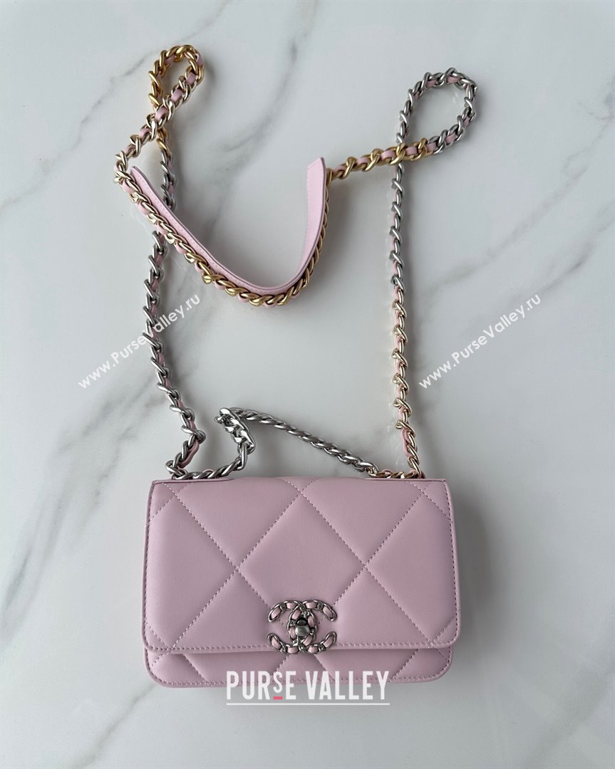 Chanel 19 Shiny Lambskin Wallet on Chain WOC AP3267 Light Pink 2023 (yezi-231020012)