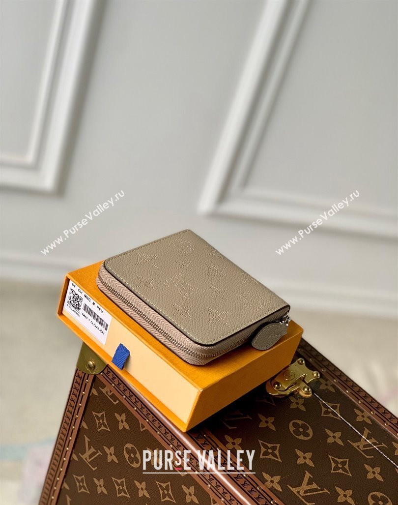 Louis Vuitton Zippy Compact Wallet in Mahina Perforated Leather M81558 Galet Beige 2023 (KI-231031026)