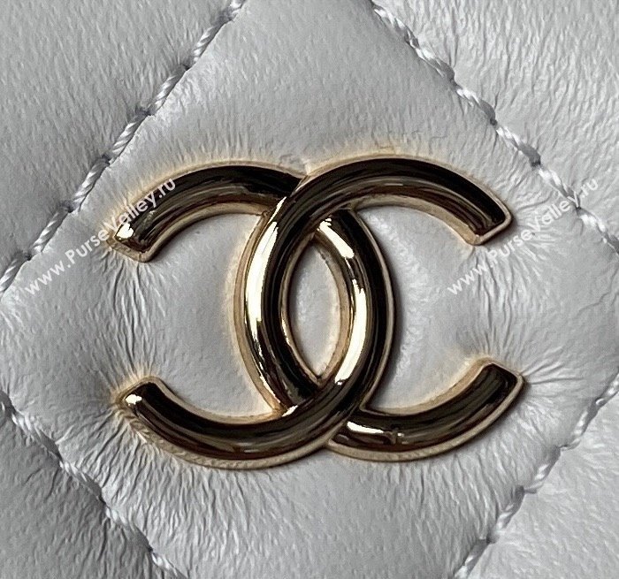 Chanel Lambskin Clutch with Chain and CC Top handle White 2023 AP2199 (sm-231111077)