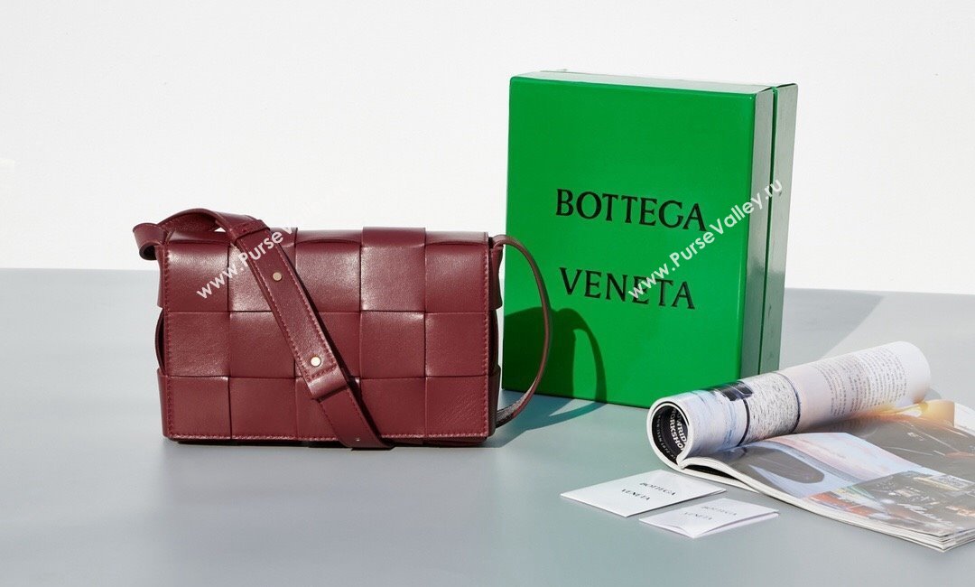 Bottega Veneta Cassette Crossbody Bag in Intrecciato Leather Burgundy 2023 578004 (MS-231130049)