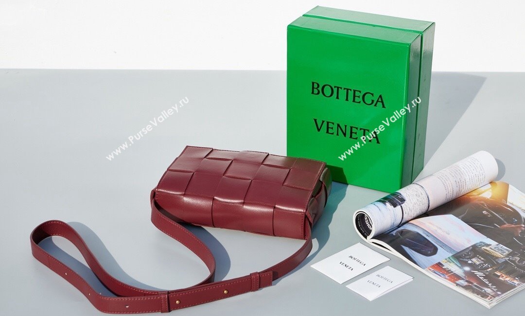 Bottega Veneta Cassette Crossbody Bag in Intrecciato Leather Burgundy 2023 578004 (MS-231130049)