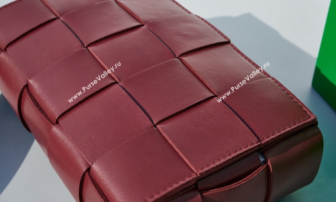 Bottega Veneta Cassette Crossbody Bag in Intrecciato Leather Burgundy 2023 578004 (MS-231130049)