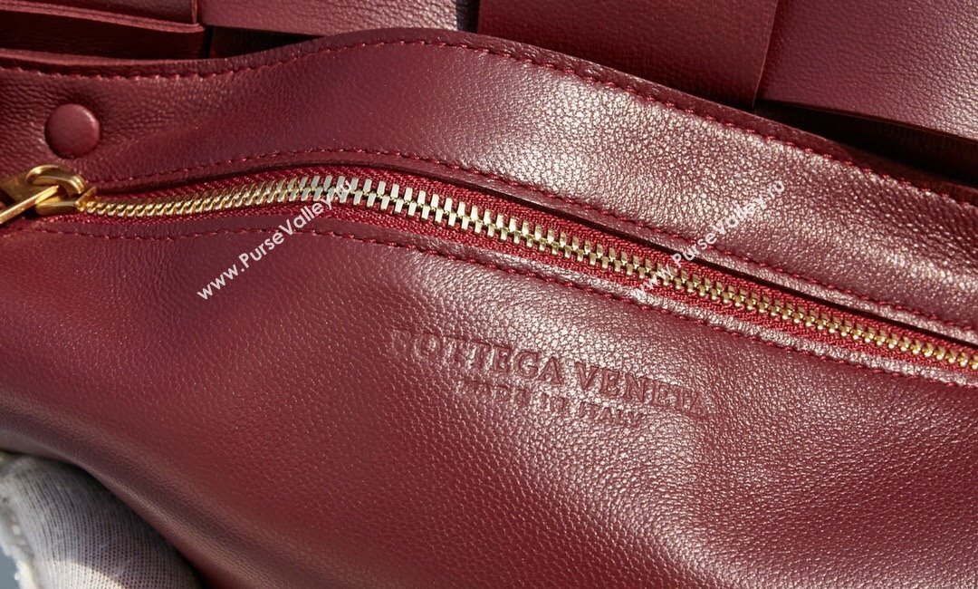 Bottega Veneta Cassette Crossbody Bag in Intrecciato Leather Burgundy 2023 578004 (MS-231130049)