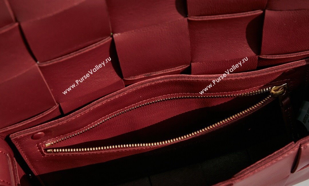 Bottega Veneta Cassette Crossbody Bag in Intrecciato Leather Burgundy 2023 578004 (MS-231130049)