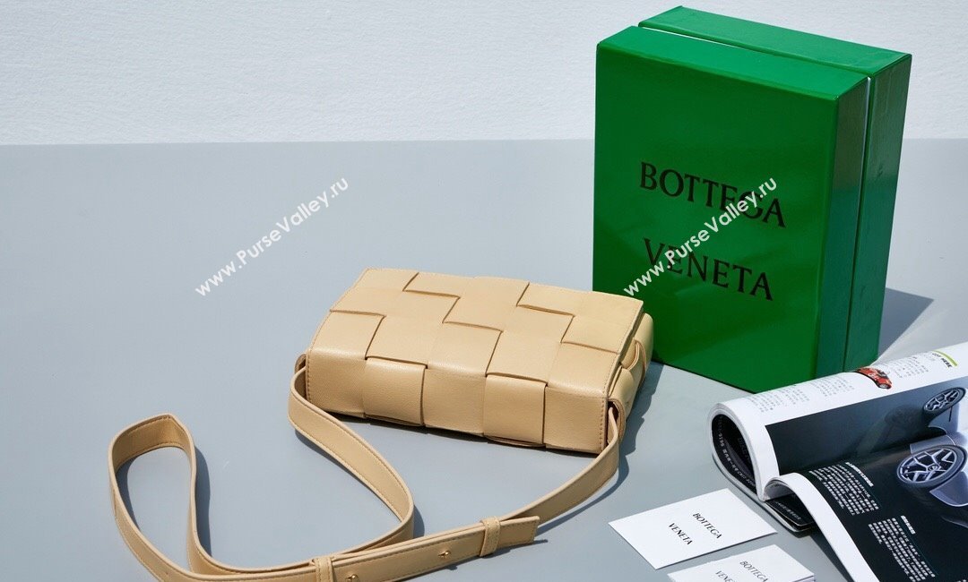 Bottega Veneta Cassette Crossbody Bag in Intrecciato Leather Beige 15 2023 578004 (MS-231130057)