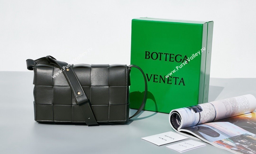 Bottega Veneta Cassette Crossbody Bag in Intrecciato Leather Black 2023 578004 (MS-231130058)