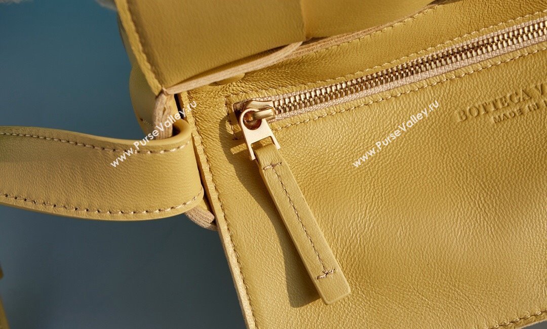 Bottega Veneta Cassette Crossbody Bag in Intrecciato Leather Beige Yellow 2023 578004 (MS-231130059)