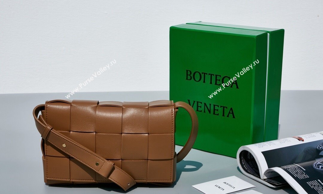 Bottega Veneta Cassette Crossbody Bag in Intrecciato Leather Brown 18 2023 578004 (MS-231130060)