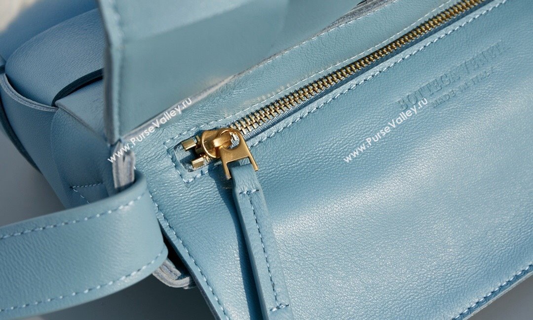 Bottega Veneta Cassette Crossbody Bag in Intrecciato Leather Light Blue 2023 578004 (MS-231130061)