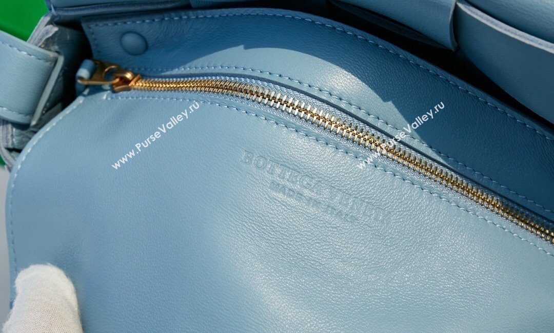 Bottega Veneta Cassette Crossbody Bag in Intrecciato Leather Light Blue 2023 578004 (MS-231130061)