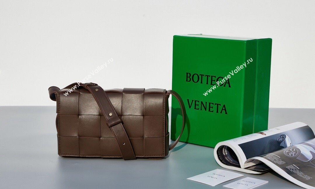 Bottega Veneta Cassette Crossbody Bag in Intrecciato Leather Dark Brown 2023 578004 (MS-231130063)