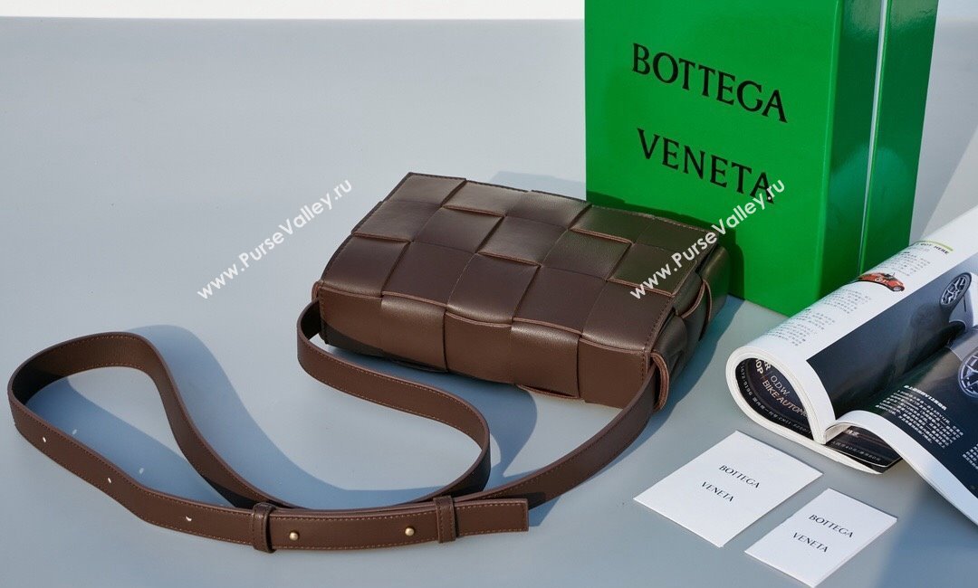 Bottega Veneta Cassette Crossbody Bag in Intrecciato Leather Dark Brown 2023 578004 (MS-231130063)