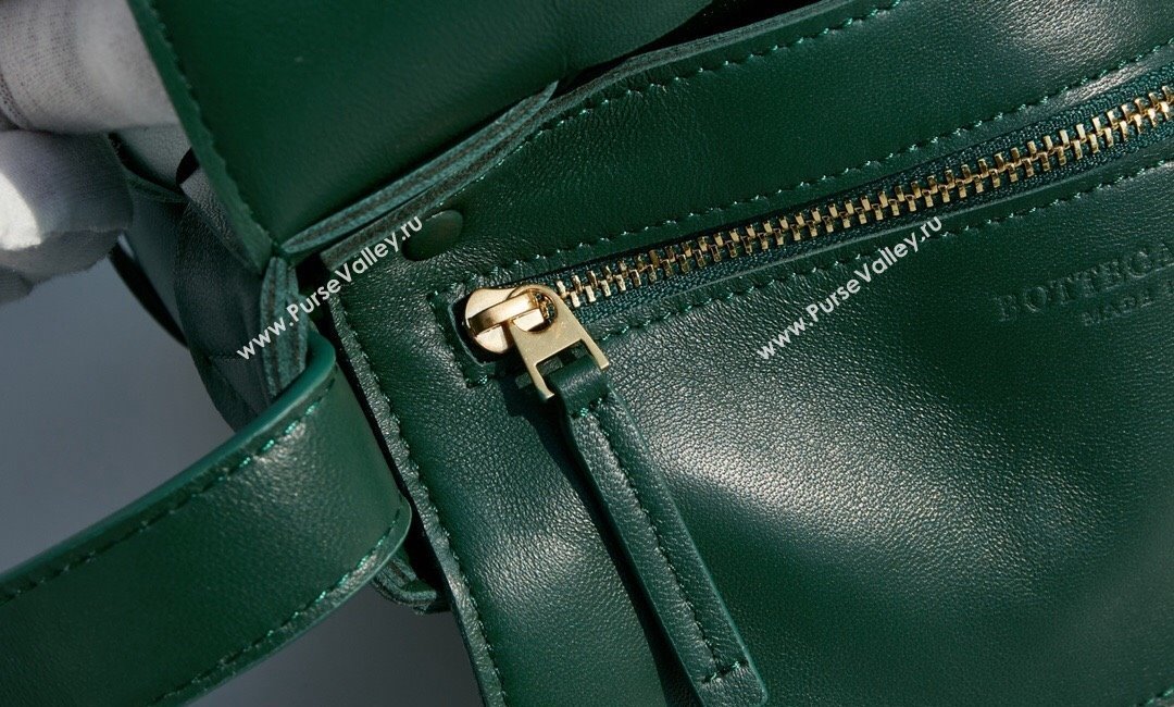 Bottega Veneta Cassette Crossbody Bag in Intrecciato Leather Raintree Green 2023 578004 (MS-231130065)