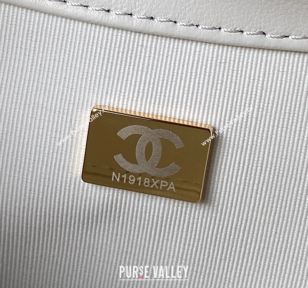 Chanel Lambskin Medium Messenger Bag AS4610 White 2023 (yezi-231127022)