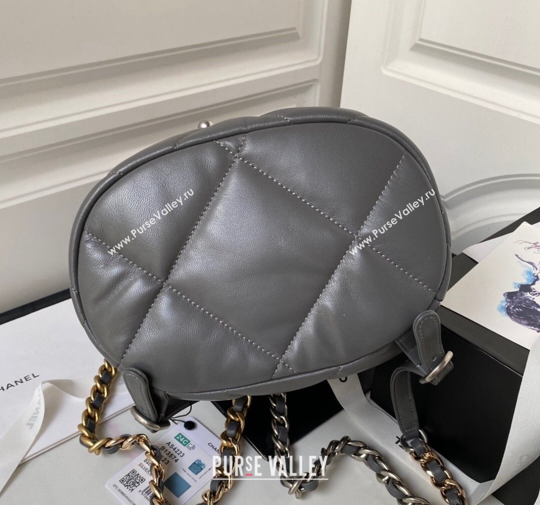 Chanel 19 Backpack in Quilted Goatskin AS4223 Grey/Silver 2023 (yezi-231127035)