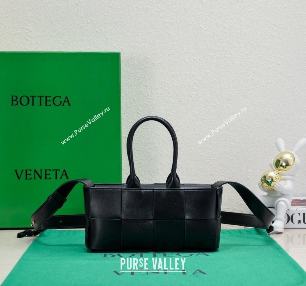 Bottega Veneta Mini East-West Arco Tote Bag in Intrecciato Leather Black 2023 776778 (WT-231226009)