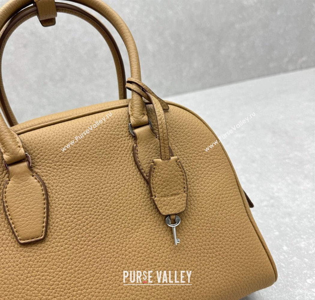 The Row India 10.00 Top Handle Bag in Grained Leather Apricot 2025 1740 (ningm-250927019)