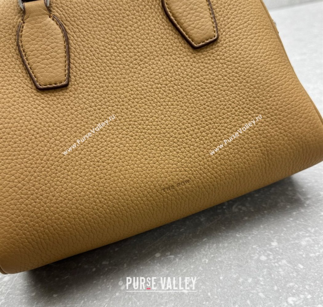 The Row India 10.00 Top Handle Bag in Grained Leather Apricot 2025 1740 (ningm-250927019)