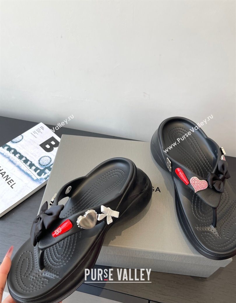 Balenciaga Womens Crocs鈩?Thong Slides Sandal in Rubber with Charm Black 2025 (MD-250827023)