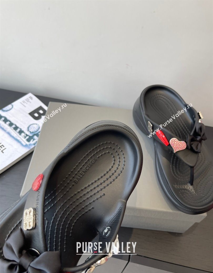 Balenciaga Womens Crocs鈩?Thong Slides Sandal in Rubber with Charm Black 2025 (MD-250827023)
