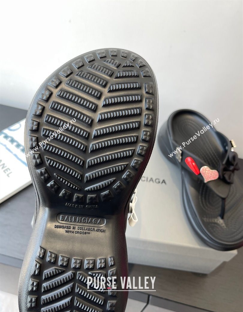 Balenciaga Womens Crocs鈩?Thong Slides Sandal in Rubber with Charm Black 2025 (MD-250827023)
