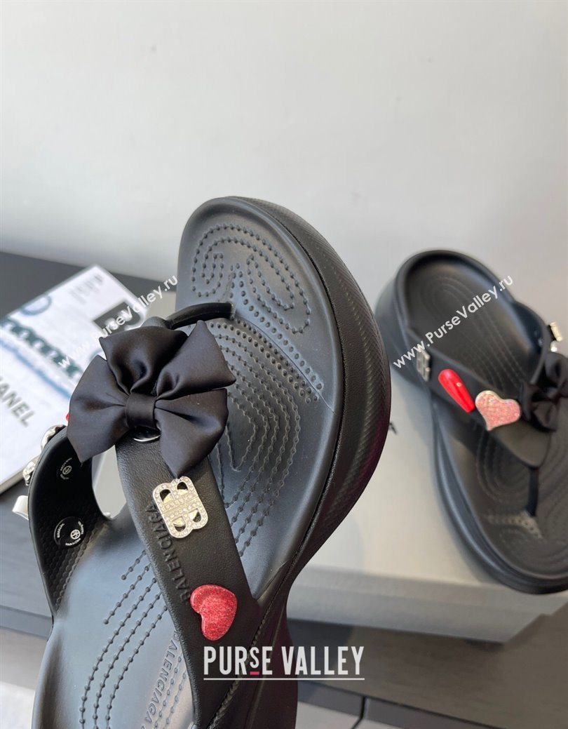 Balenciaga Womens Crocs鈩?Thong Slides Sandal in Rubber with Charm Black 2025 (MD-250827023)