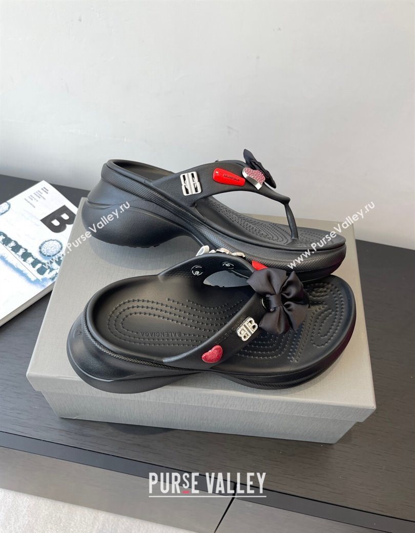 Balenciaga Womens Crocs鈩?Thong Slides Sandal in Rubber with Charm Black 2025 (MD-250827023)