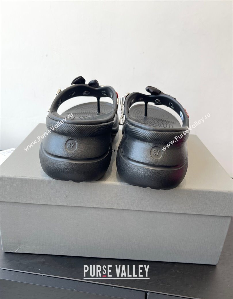 Balenciaga Womens Crocs鈩?Thong Slides Sandal in Rubber with Charm Black 2025 (MD-250827023)