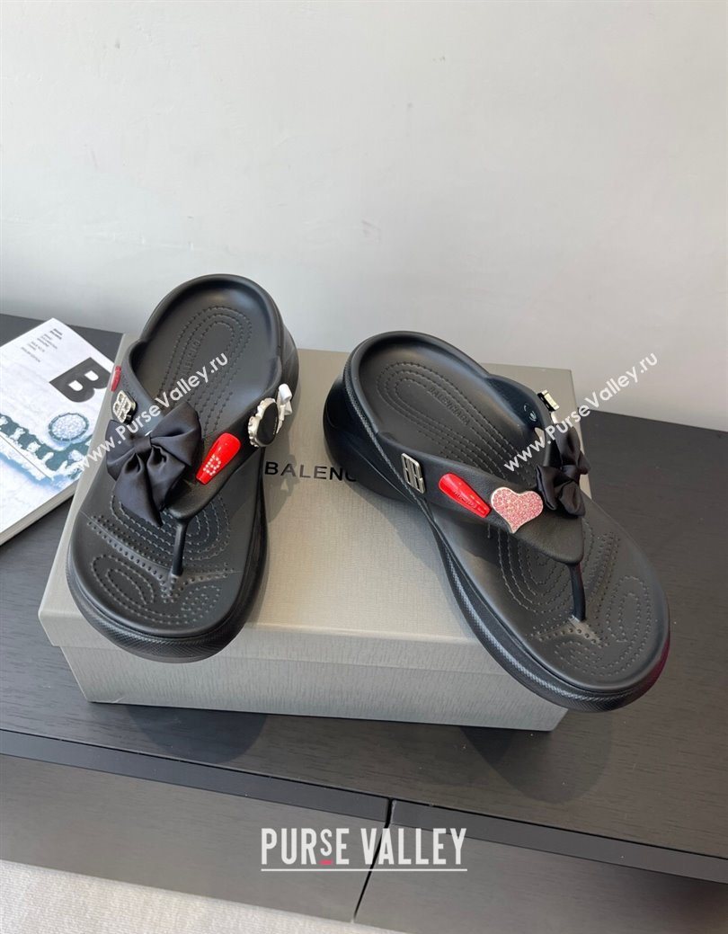 Balenciaga Womens Crocs鈩?Thong Slides Sandal in Rubber with Charm Black 2025 (MD-250827023)