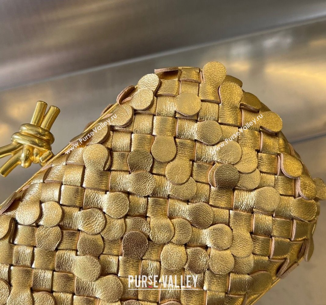 Bottega Veneta Knot Clutch Bag in Intrecciato Lamina Leather All Gold 2023 717622 (WT-231212063)