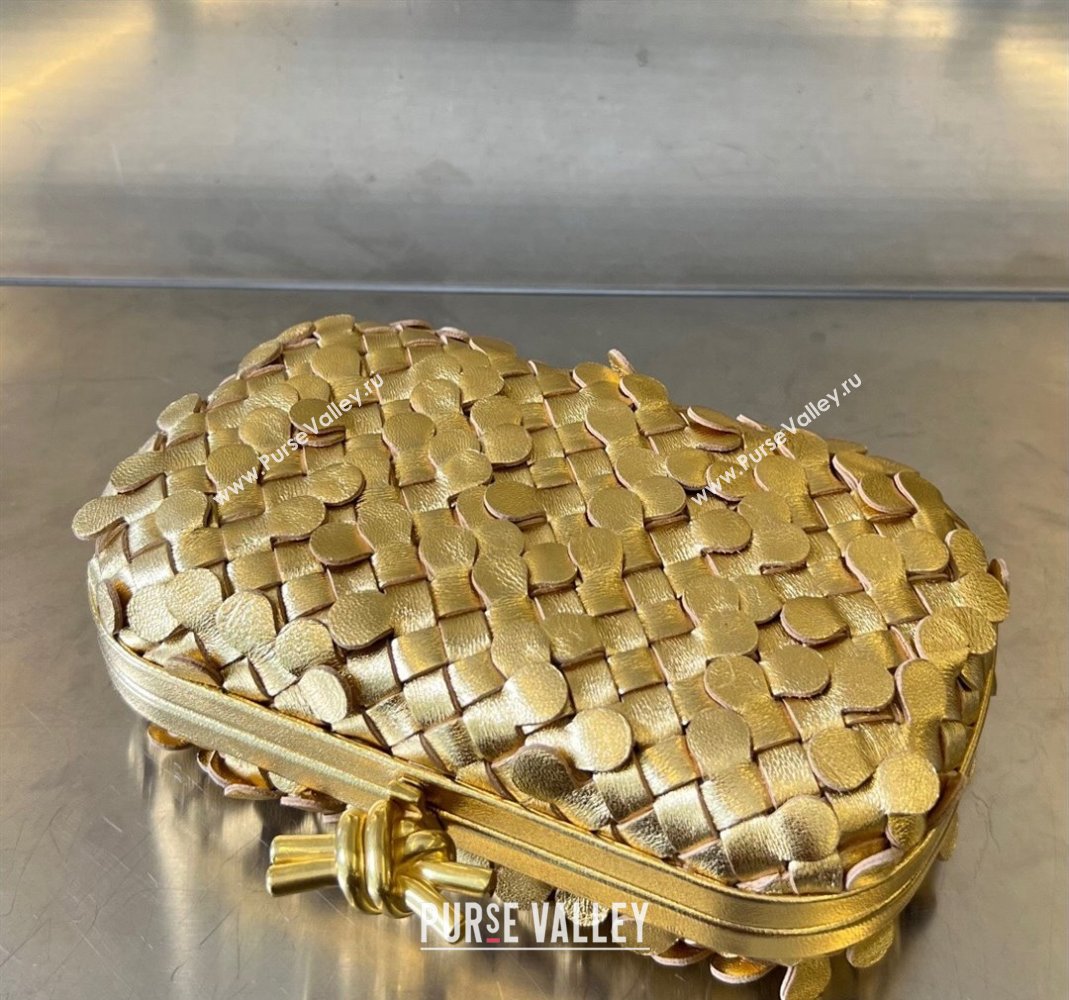 Bottega Veneta Knot Clutch Bag in Intrecciato Lamina Leather All Gold 2023 717622 (WT-231212063)