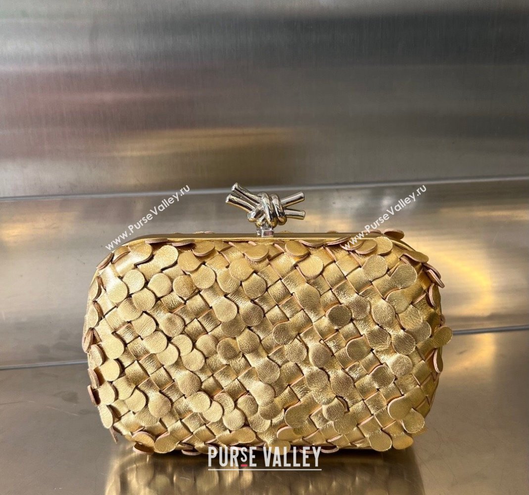 Bottega Veneta Knot Clutch Bag in Intrecciato Lamina Leather Gold1/Silver 2023 717622 (WT-231212064)