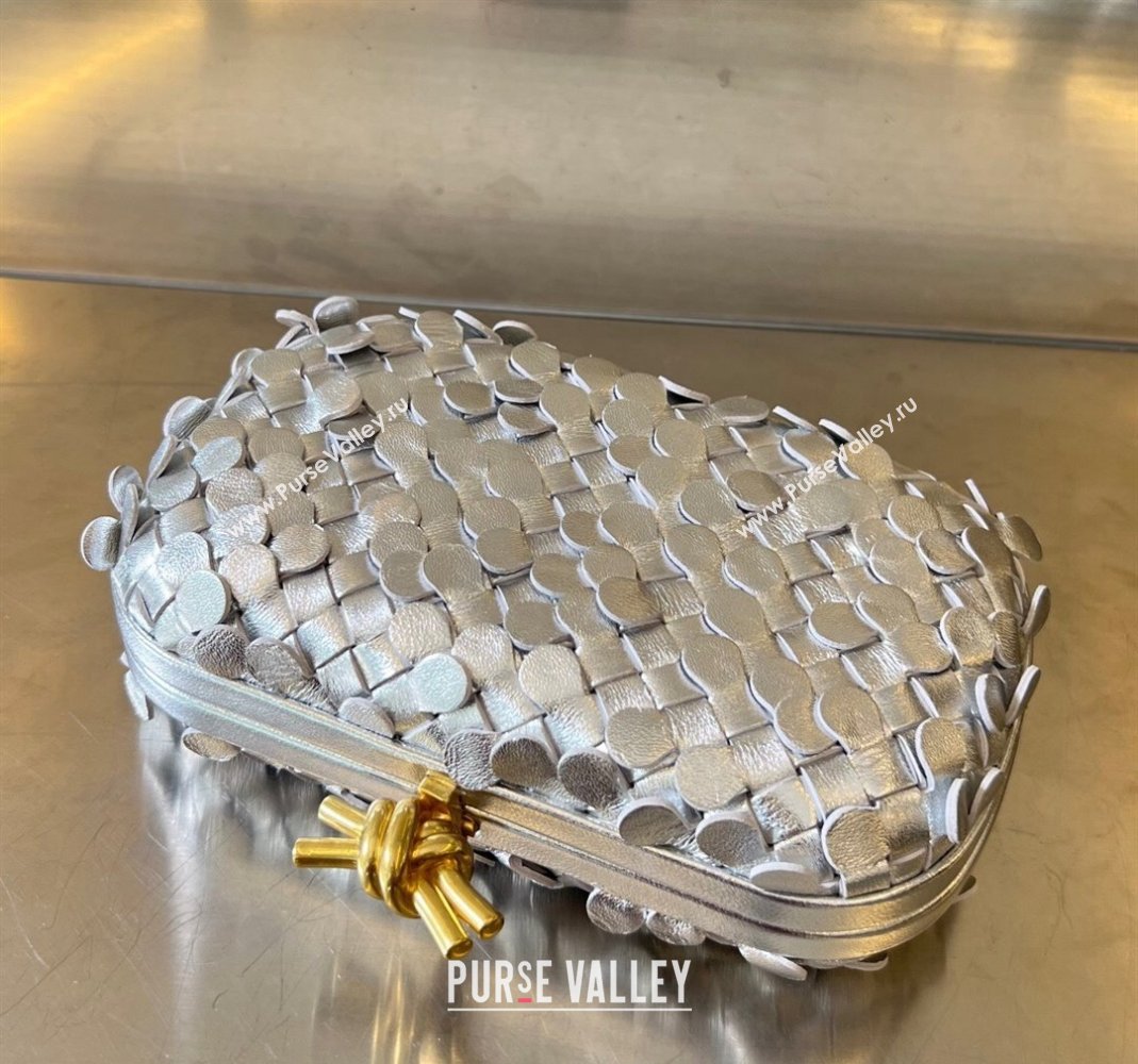 Bottega Veneta Knot Clutch Bag in Intrecciato Lamina Leather Silver1/Gold 2023 717622 (WT-231212062)