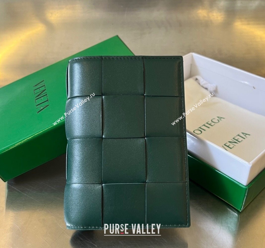 Bottega Veneta Cassette Passport Case Emerald Green 2024 777046 (WT-240418086)