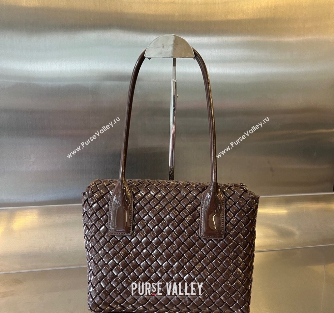Bottega Veneta Patti Top Handle Bag in Intreccio Patent Leather Brown 2024 709420 (WT-240419015)