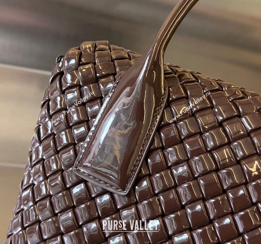 Bottega Veneta Patti Top Handle Bag in Intreccio Patent Leather Brown 2024 709420 (WT-240419015)