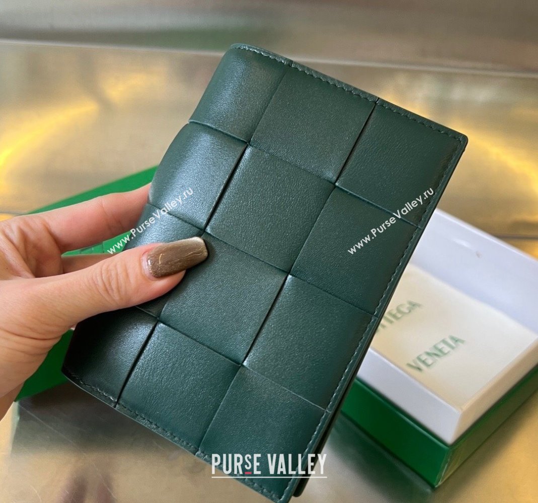 Bottega Veneta Cassette Passport Case Emerald Green 2024 777046 (WT-240418086)