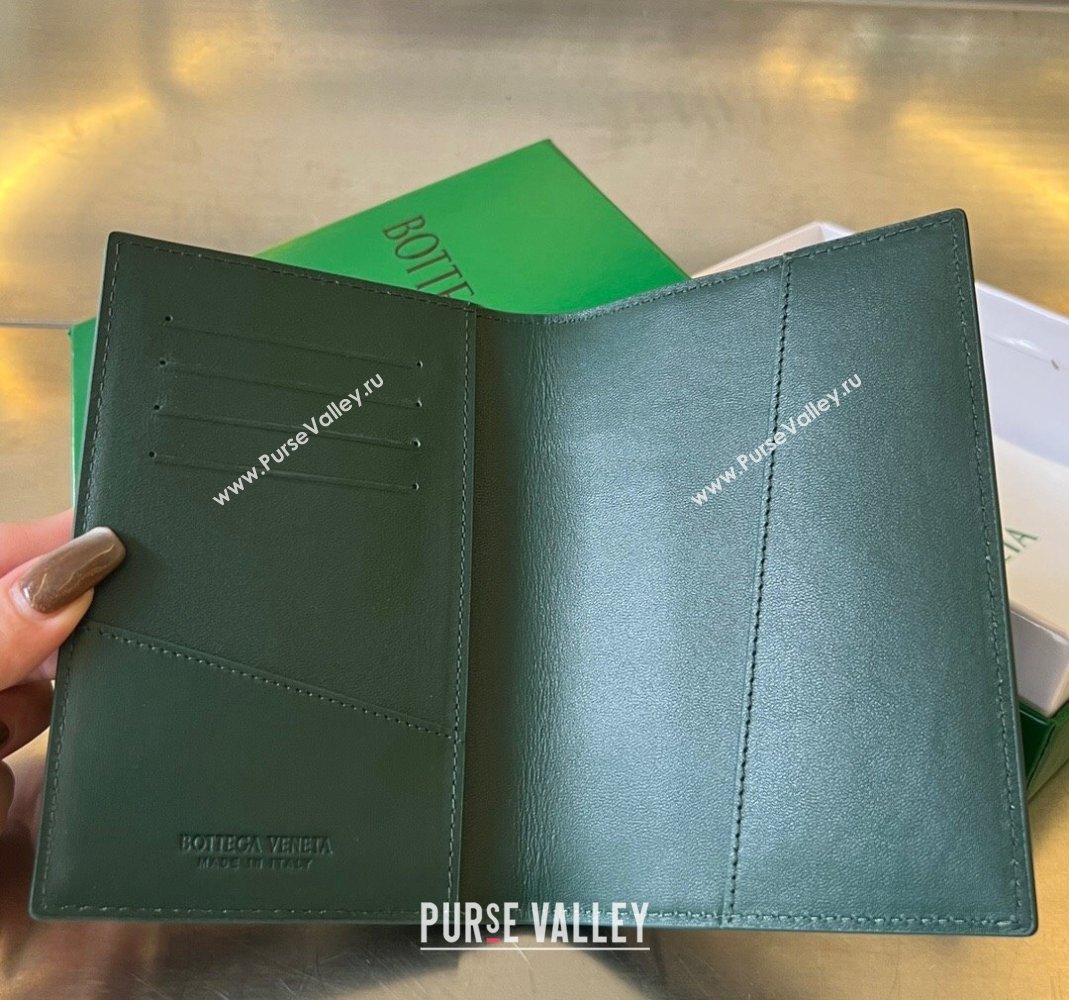 Bottega Veneta Cassette Passport Case Emerald Green 2024 777046 (WT-240418086)