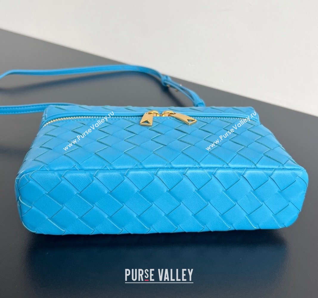 Bottega Veneta Bang Bang Vanity Case in Intrecciato Leather Pool Blue 2024 789109 (WT-240528053)